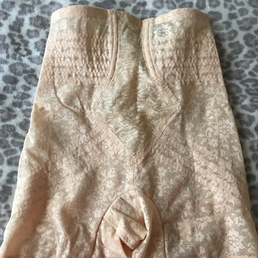 Rago- BNWOT high waisted lace girdle shorts XL